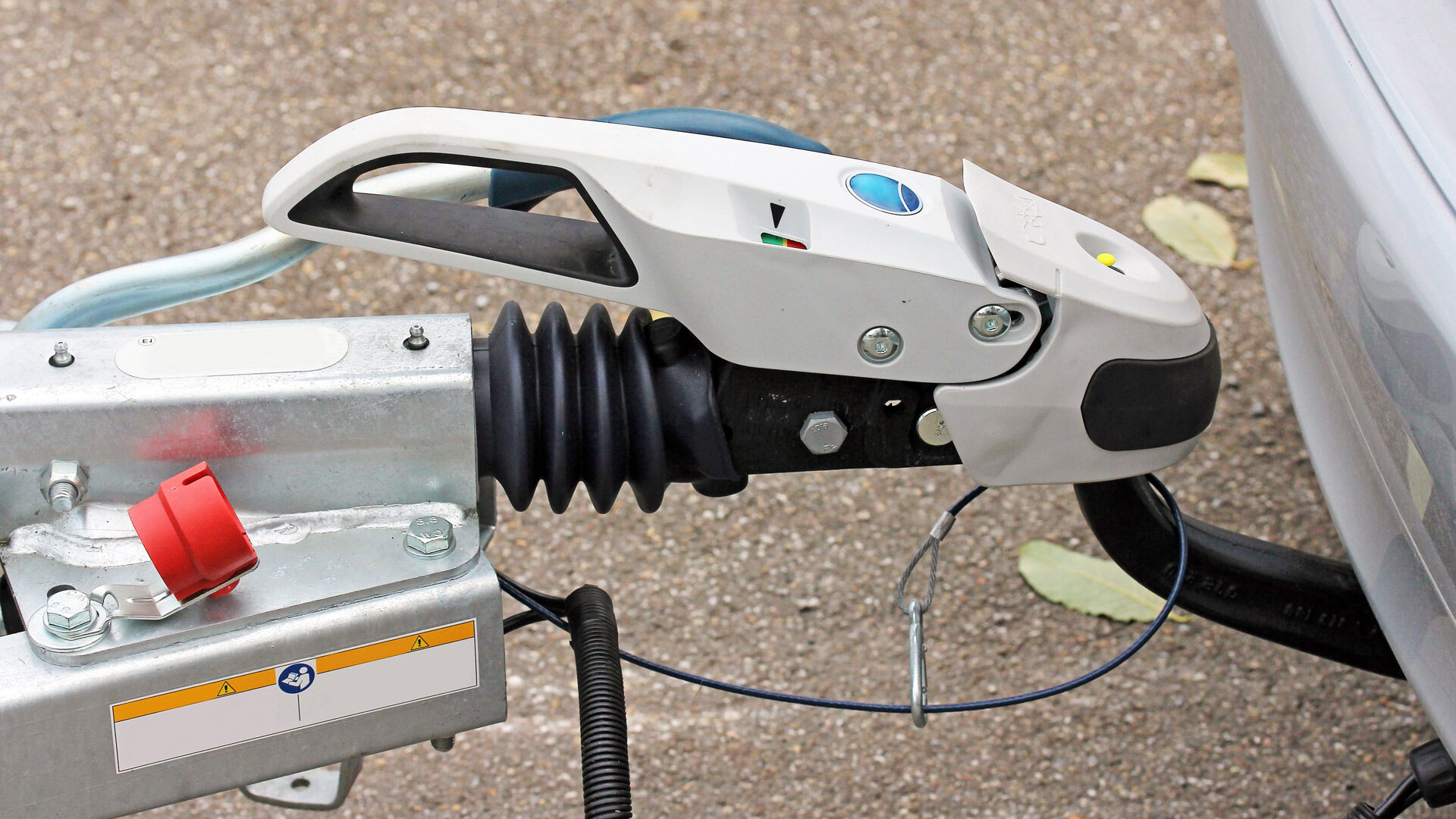 Retractable trailer hitch control module Retractable trailer hitch control module